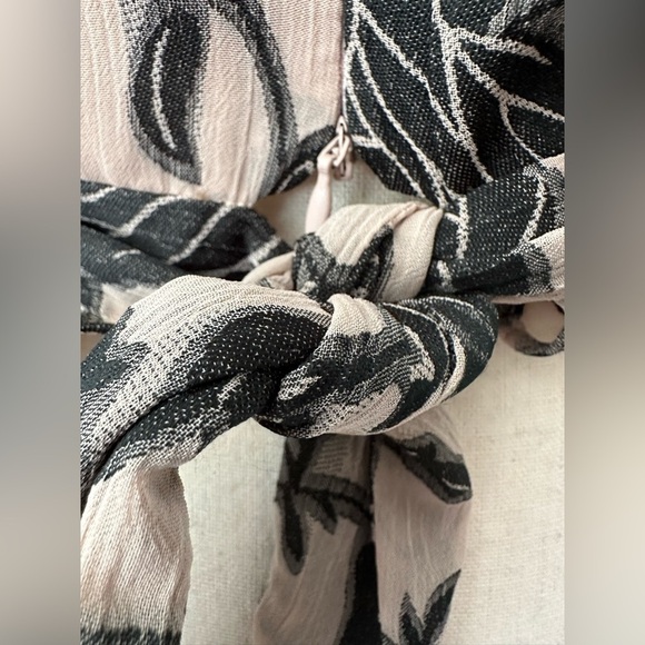 DO+BE Black and Cream Blouse Top V neck Lace  All Over Floral Print S NWOT - Picture 7 of 10